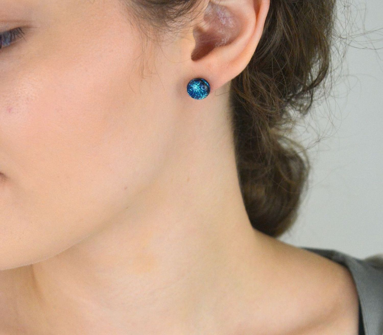 Kolczyki damskie srebrne 925 z turkusowym szkłem Murano – model Murano 58. Ręcznie robione, okrągłe, zapięcie na sztyft, waga 2,70 g, wielkość 1 cm. Eleganckie i artystyczne!1.jpg